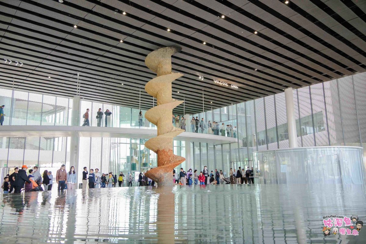 台中景點》臺中綠美圖 | 隱藏公園裡的絕美圖書館，森林中的美術館，夢幻白建築結合愜意戶外綠地空間