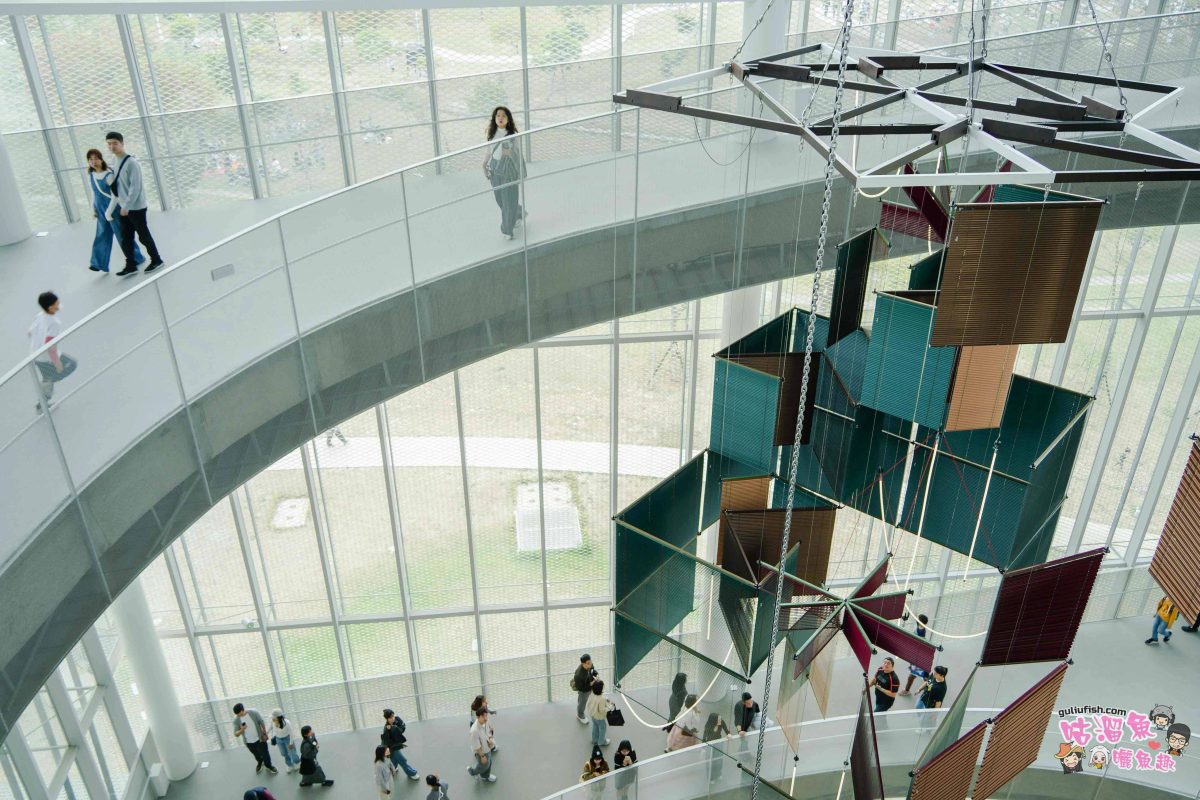 台中景點》臺中綠美圖 | 隱藏公園裡的絕美圖書館，森林中的美術館，夢幻白建築結合愜意戶外綠地空間