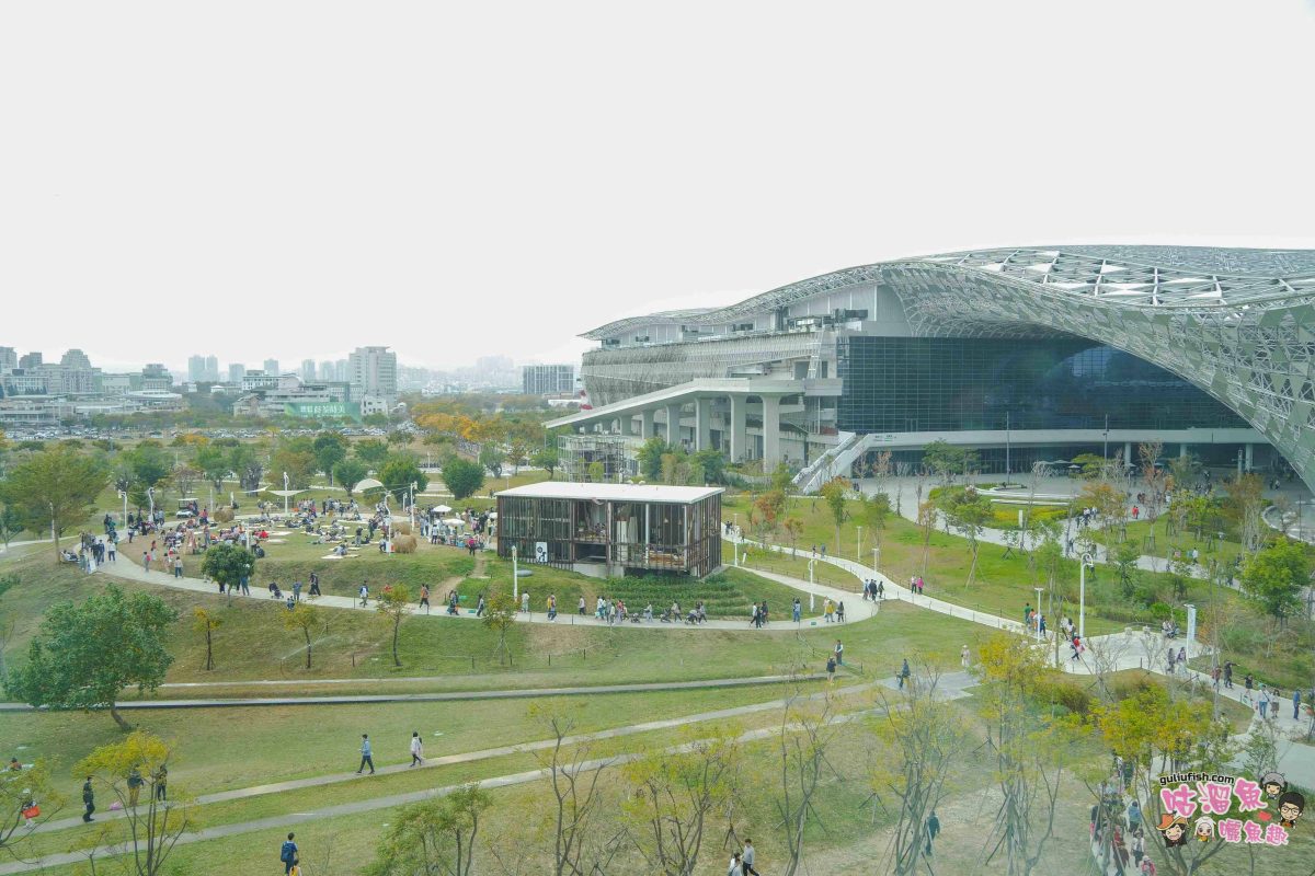 台中景點》臺中綠美圖 | 隱藏公園裡的絕美圖書館，森林中的美術館，夢幻白建築結合愜意戶外綠地空間