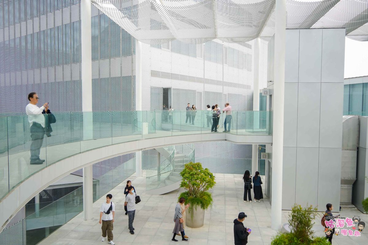 台中景點》臺中綠美圖 | 隱藏公園裡的絕美圖書館，森林中的美術館，夢幻白建築結合愜意戶外綠地空間