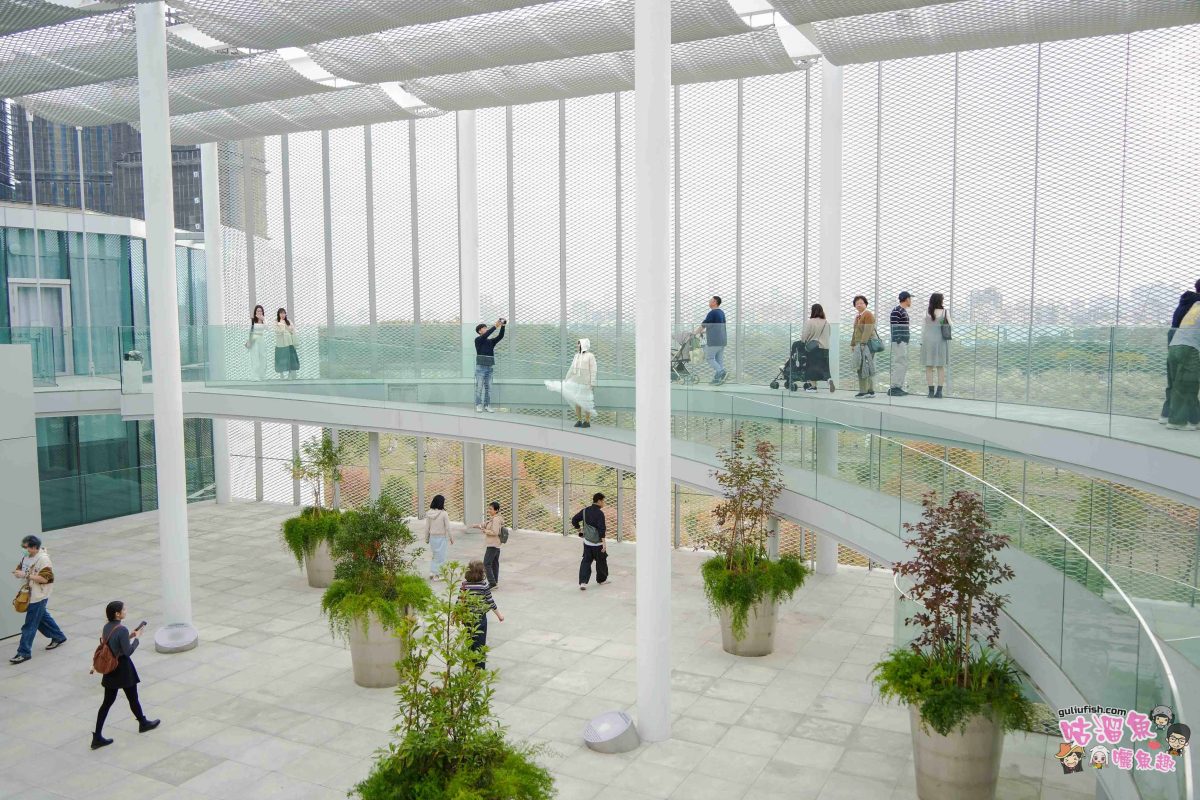 台中景點》臺中綠美圖 | 隱藏公園裡的絕美圖書館，森林中的美術館，夢幻白建築結合愜意戶外綠地空間