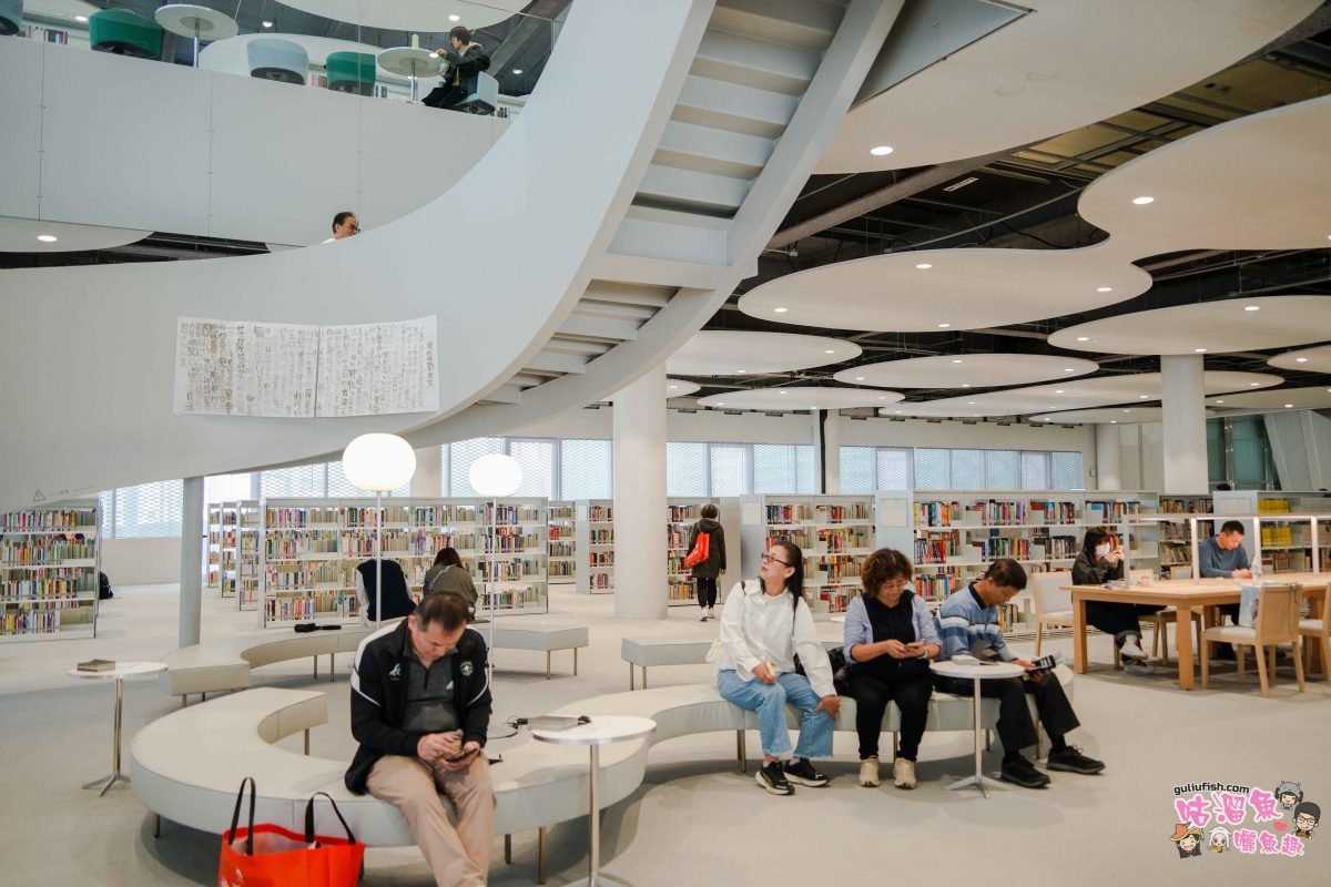 台中景點》臺中綠美圖 | 隱藏公園裡的絕美圖書館，森林中的美術館，夢幻白建築結合愜意戶外綠地空間