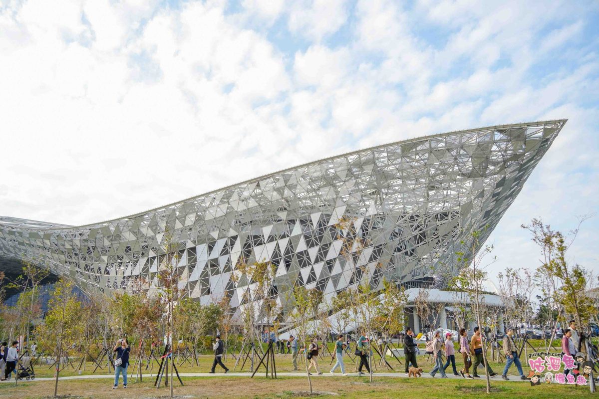 台中景點》臺中綠美圖 | 隱藏公園裡的絕美圖書館，森林中的美術館，夢幻白建築結合愜意戶外綠地空間
