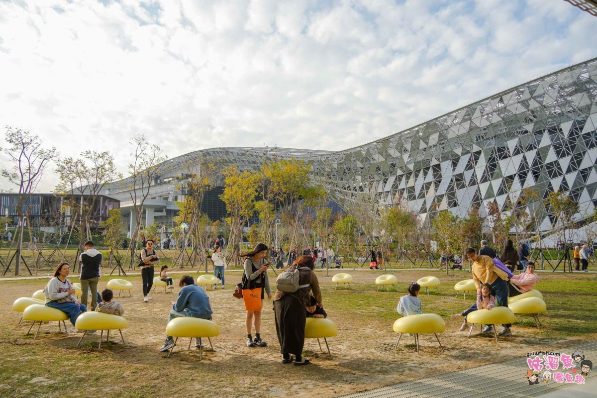 台中景點》臺中綠美圖 | 隱藏公園裡的絕美圖書館，森林中的美術館，夢幻白建築結合愜意戶外綠地空間