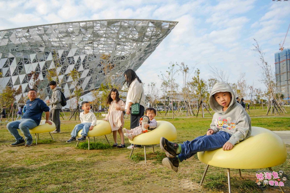 台中景點》臺中綠美圖 | 隱藏公園裡的絕美圖書館，森林中的美術館，夢幻白建築結合愜意戶外綠地空間