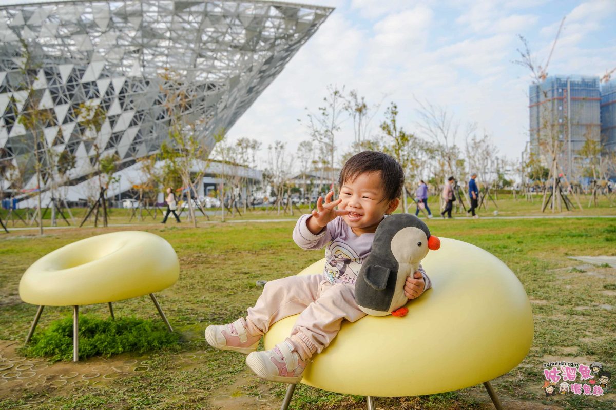 台中景點》臺中綠美圖 | 隱藏公園裡的絕美圖書館，森林中的美術館，夢幻白建築結合愜意戶外綠地空間