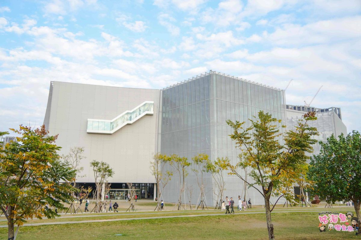 台中景點》臺中綠美圖 | 隱藏公園裡的絕美圖書館，森林中的美術館，夢幻白建築結合愜意戶外綠地空間