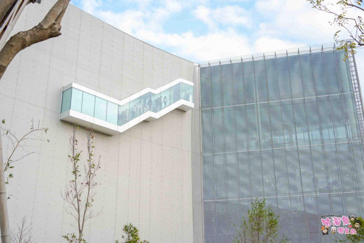 台中景點》臺中綠美圖 | 隱藏公園裡的絕美圖書館，森林中的美術館，夢幻白建築結合愜意戶外綠地空間