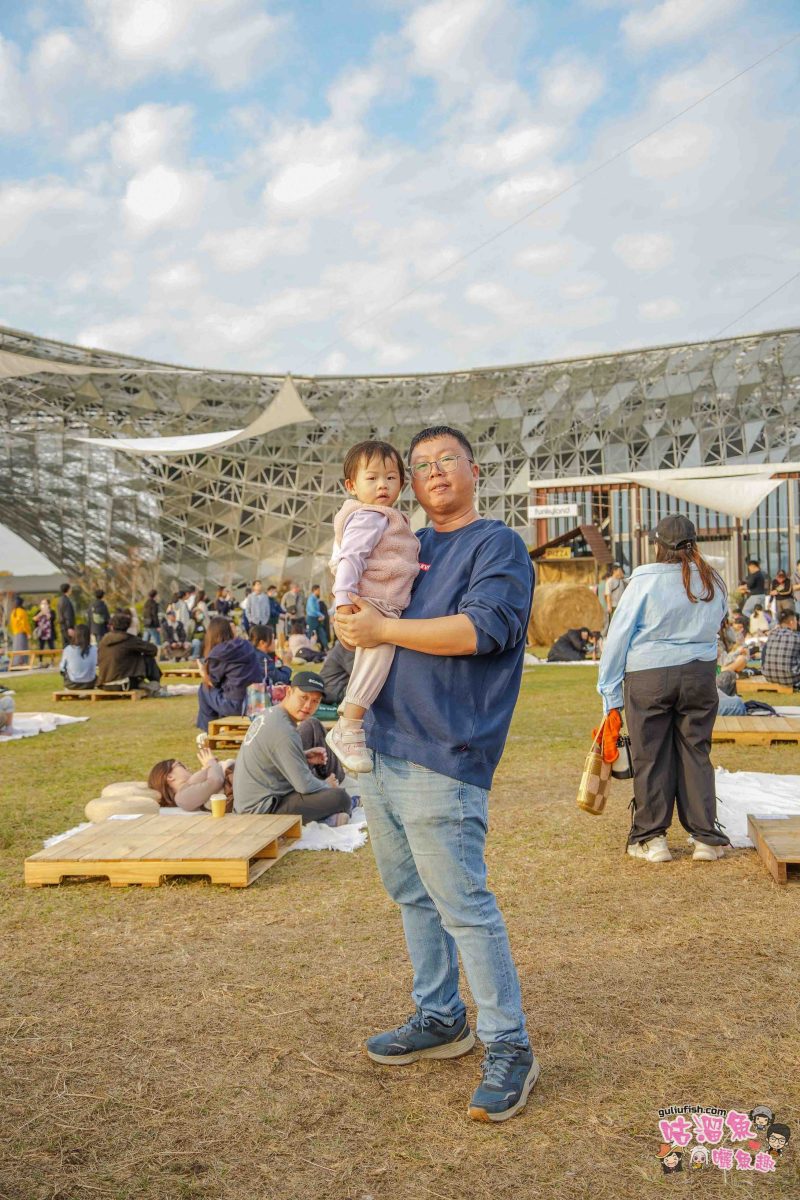 台中景點》臺中綠美圖 | 隱藏公園裡的絕美圖書館，森林中的美術館，夢幻白建築結合愜意戶外綠地空間