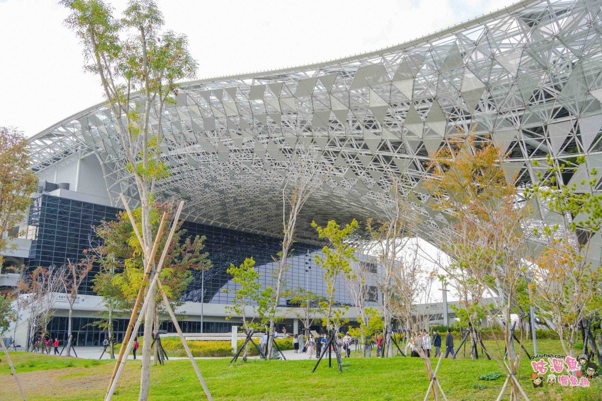台中景點》臺中綠美圖 | 隱藏公園裡的絕美圖書館，森林中的美術館，夢幻白建築結合愜意戶外綠地空間