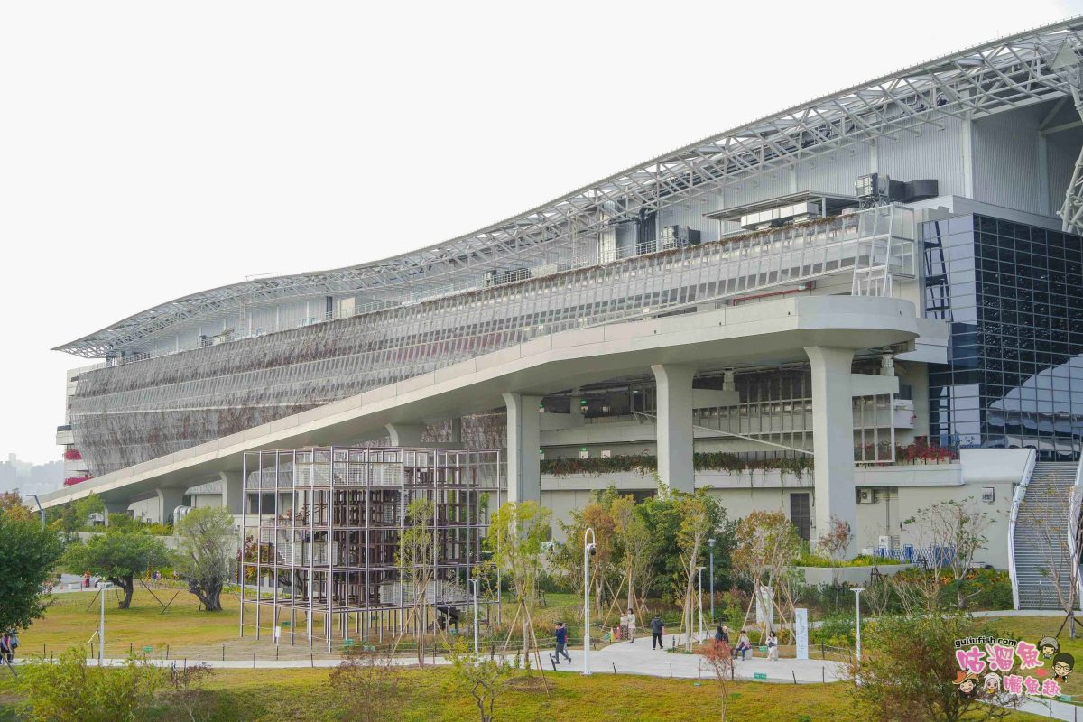 台中景點》臺中綠美圖 | 隱藏公園裡的絕美圖書館，森林中的美術館，夢幻白建築結合愜意戶外綠地空間