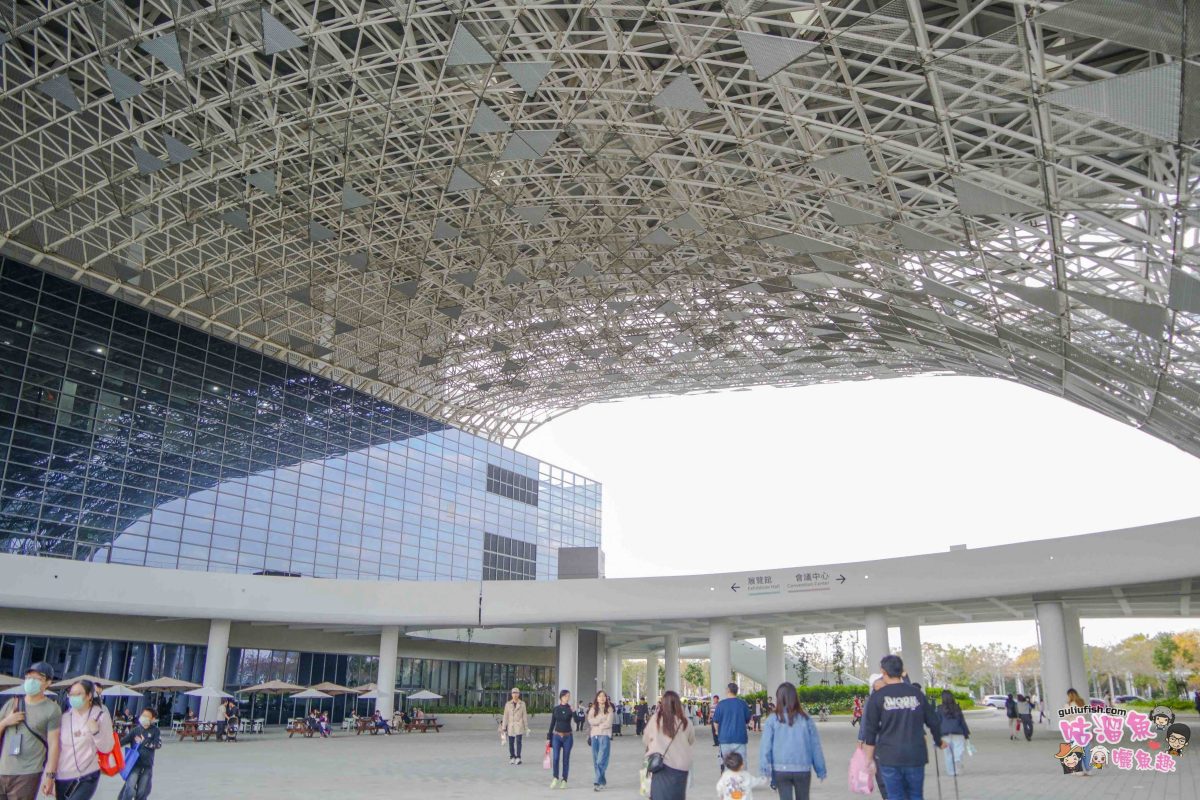 台中景點》臺中綠美圖 | 隱藏公園裡的絕美圖書館，森林中的美術館，夢幻白建築結合愜意戶外綠地空間